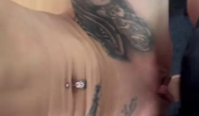 :“BENUT*, FICK und SCHWÄNGERE MICH“ DIE WORTE EINER TEENIE-FOTZE WURDEN ERHÖRT!