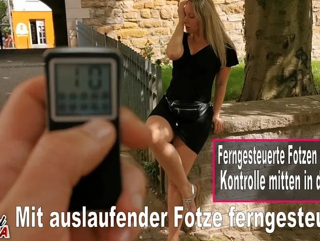 Ferngesteuerte Fotzen Orgasmuskontrolle mitten in der Stadt.