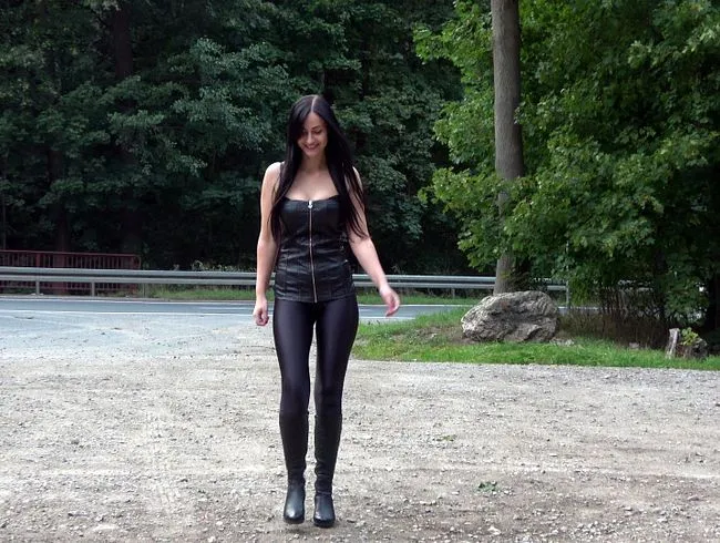 Die gebuchte Lederstiefelschlampe blank gefickt!!!