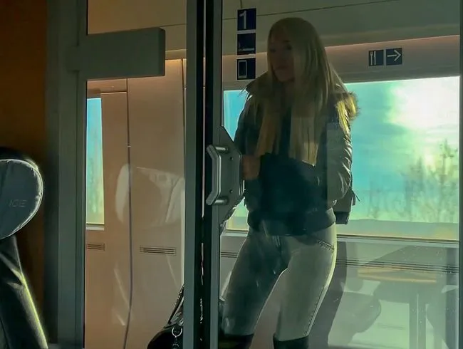 Extrem geile Zugfahrt | So einfach kriegt man mich rum!