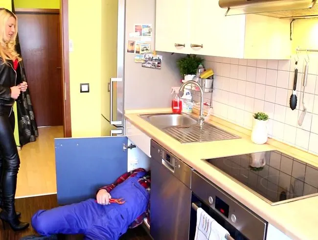 Notgeile Lederfickhure verführt Handwerker!