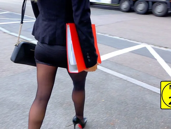 PERVERSE AO Büroschlampe PUBLIC in ALLE LÖCHER gefickt | DRECKIG vor dem PRAKTIKANTEN abgepisst...