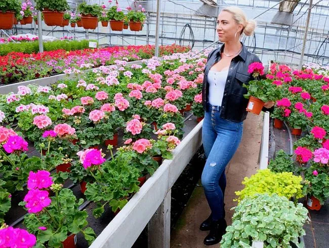 UNERFAHRENEN AZUBI (18+) in Gärtnerei verführt | Heftiger 3LOCH mit LEDERBITCH! 2xgespritzt! FACIAL