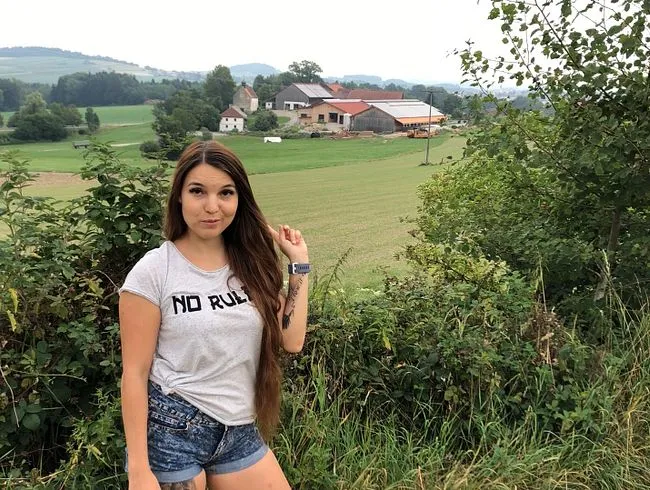 De Hammen dreims iatz auf da Wiesn - Hinterm Bauernhof gleich links