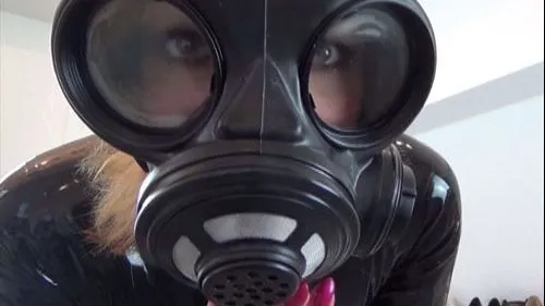 Schau mir in die (Gasmasken-)Augen