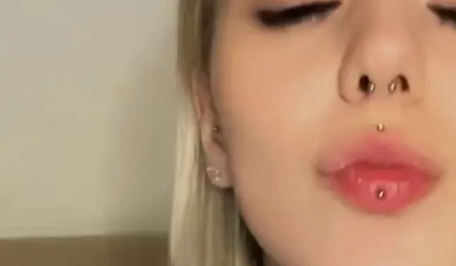 Ein heißer Rauchmoment in zarter grauer Unterwäsche – lass dich von meiner Lust einhüllen. (ohne Ton)