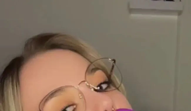 Titel: Dildo Blowjob Show – Nur ein Vorgeschmack auf das, was live passiert! (ohne ton)