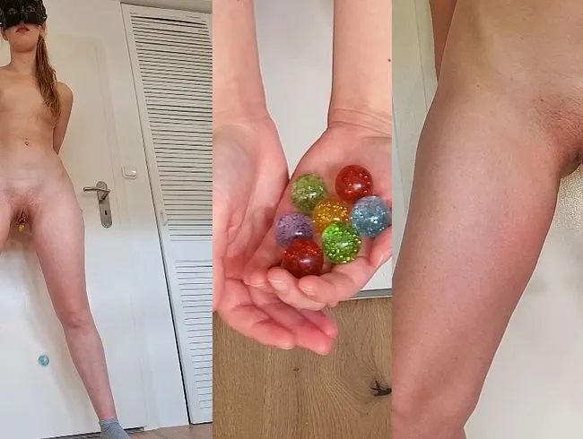 Ich stecke mir eine Handvoll Flummis in meine Pussy und drücke sie wieder heraus.