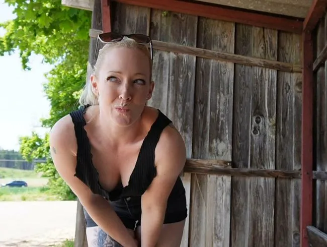 Spontaner PUBLIC Blowjob an der Bushaltestelle dank Ticket!