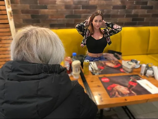 Spontan im Restaurant von Fan gefickt! Ich biete mich als süße Nachspeise an!