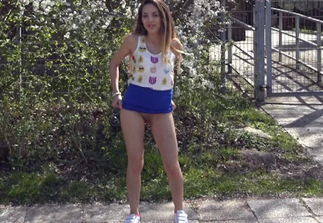 Bisschen Pipi von Lilly dann spritzt dein Willi!!!