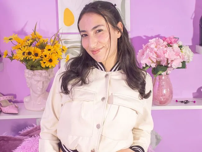 Lina Monsalve spielt mit ihrer weißen Lederjacke!!!!