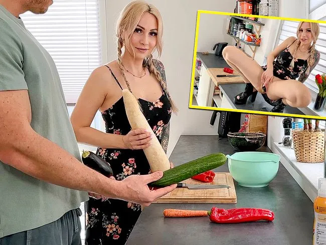 Perverse Gemüsespiele mit dem notgeilen Nachbarn und plötzlich klingelte seine Ehefrau!
