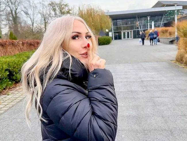 Riskanter Squirt Fick mitten in der vollen Therme!