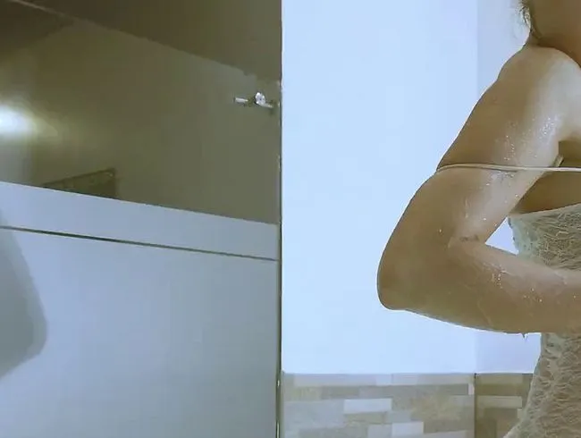 Sich gleichzeitig anziehen und duschen: eine sehr heiße Kombination