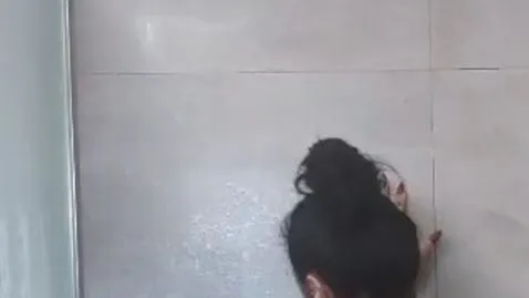 Das erste mal Sex mit dem Duschkopf - saugeil