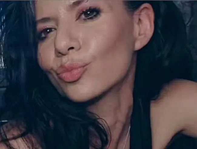 Natalie Carter denkt an 4K-Sneaker und Masturbation. Genieße Sex mit dem Zauberstab.