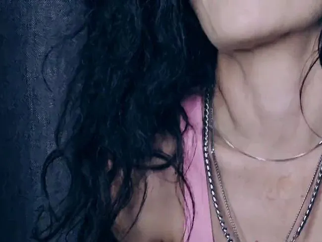 Natalie Carter denkt nach? 4K-Lederstiefel und Dildo-Penetration in rasierter Muschi