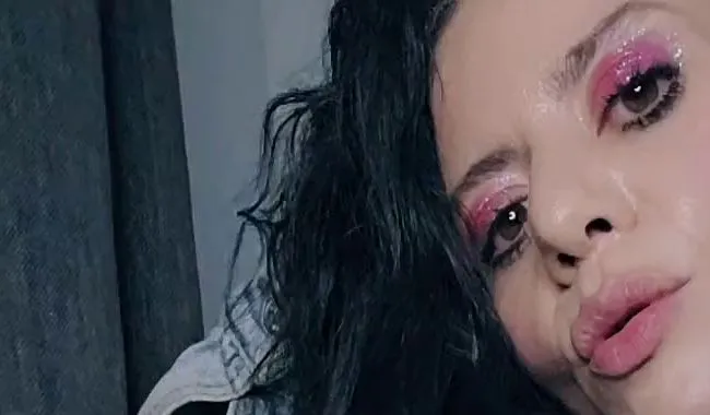 Natalie Carter Xxx Blaue Jeansjacke entblößt und posiert meine Muschi