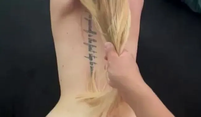 Vom Riesenschwanz gnadenlos auseinander genommen