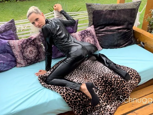 OMG! Horny in Heels und Lackcatsuit!