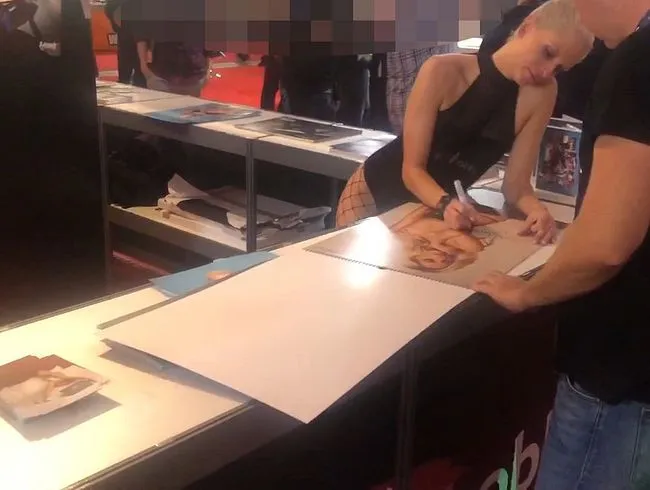 Venus 2019! Während der Autogrammstunde abgeschleppt