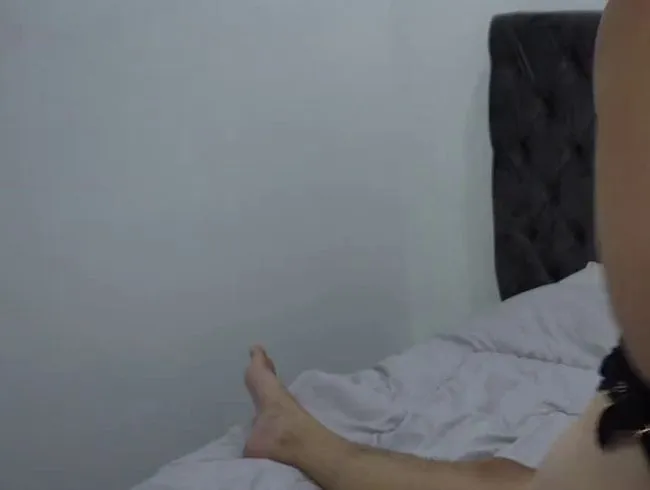 Geile Schlampe reitet den Jungschwanz