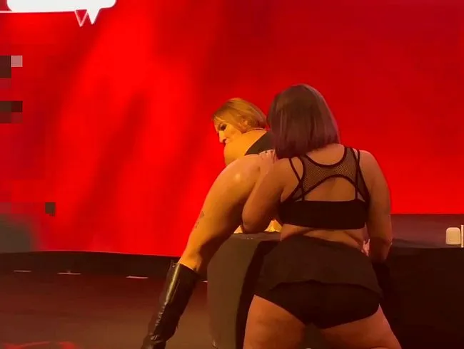 Mit MissKing öffentlich herum gesaut.. Meinst du wir sollten einen Schritt weiter gehen??