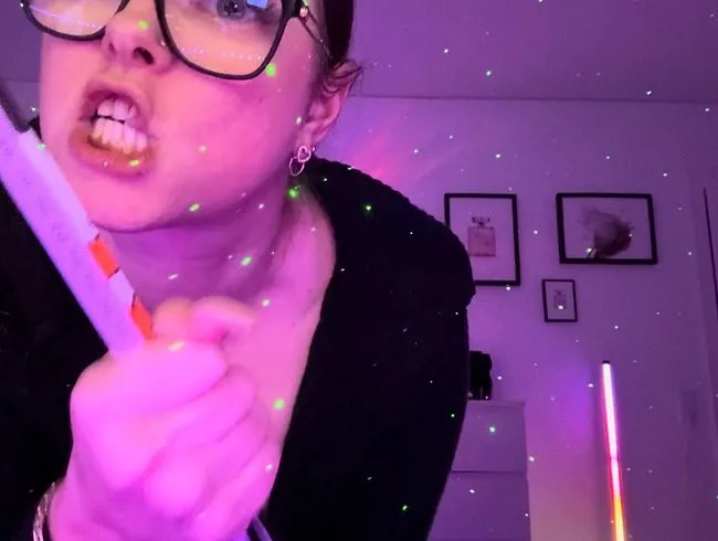 Der Sklave macht seine Herrin heute wieder wütend