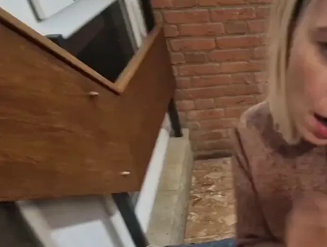 Nachbar im Hausflur erwischt