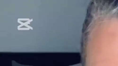 Ich habe nur noch Schuhe an und rauche genüsslich für dich!