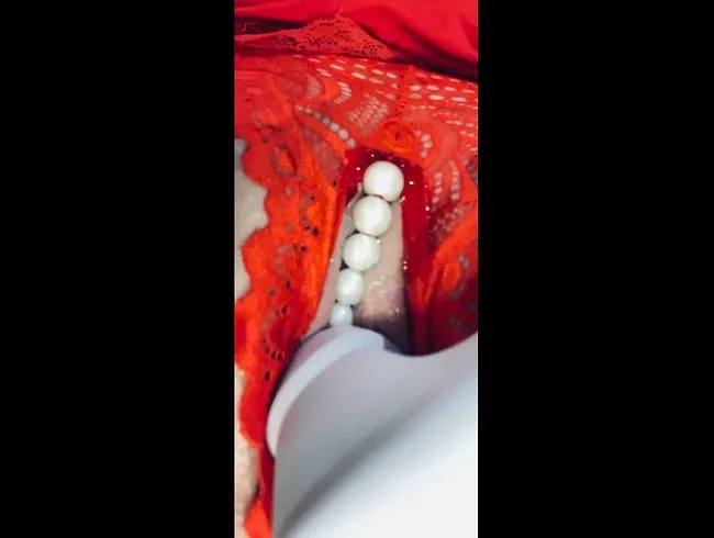 Nasse Muschi mit Perlen