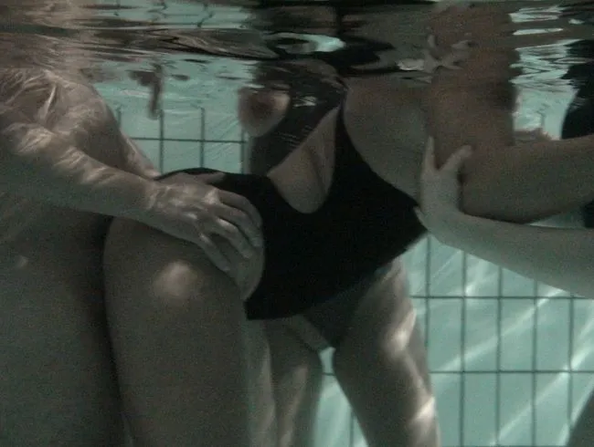 Drei Swimsuit Girls und ein Schwanz