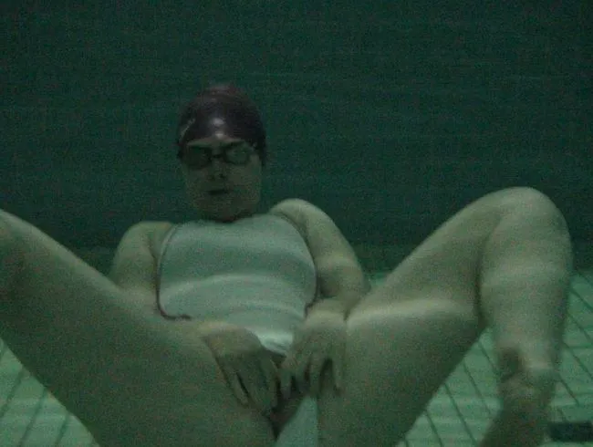 Neuer weißer Schwimmanzug