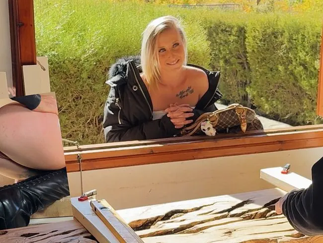 Freche Kundin klettert in die Werkstatt und wird von Tischler hart genommen!