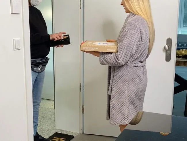 *Versteckte Kamera*Pizzaboten verführt:)